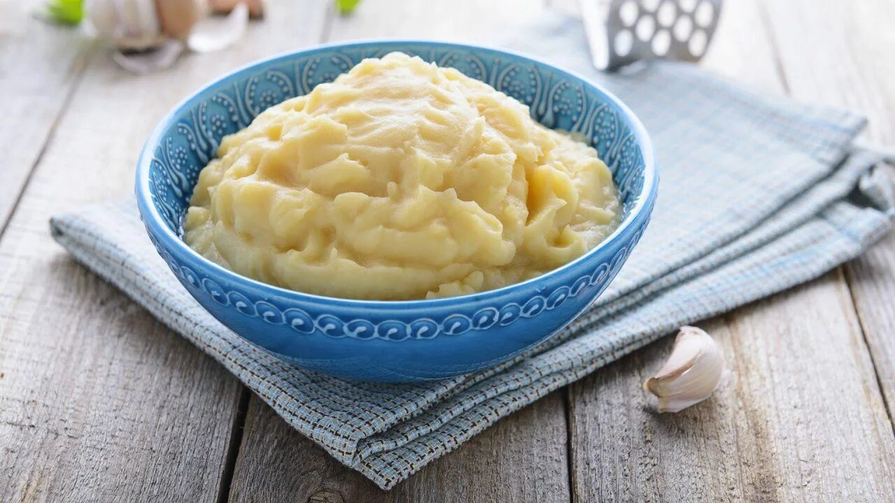 Картофельное пюре толчёнка. Нежнейшее пюре из картофеля. Сибирская толченка. Картофельное пюре. Картофельное пюре.