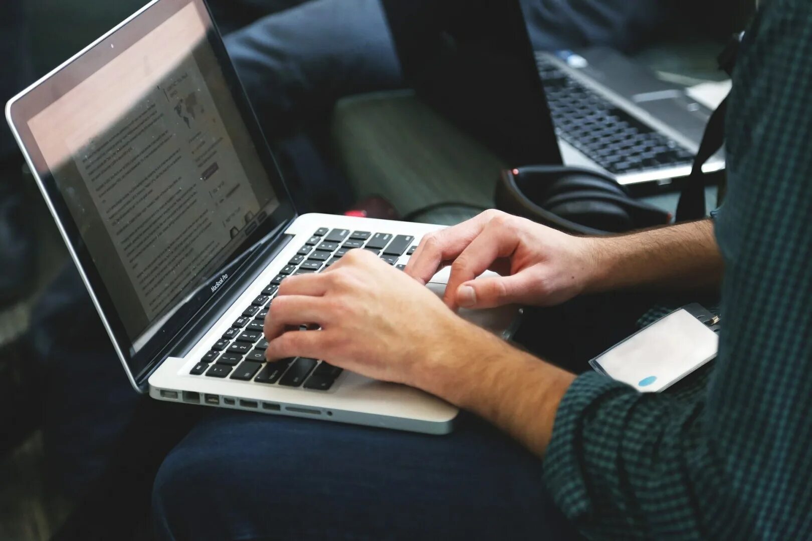 Компьютер читает программу. Работа на компьютере. человек за компьютером. компьютер и человек. работа за компьютером.
