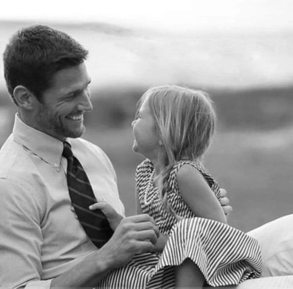 Daddy loves daughter. Фотосессия с папой. Мужчина с ребенком. Фотосессия папа и дочь.