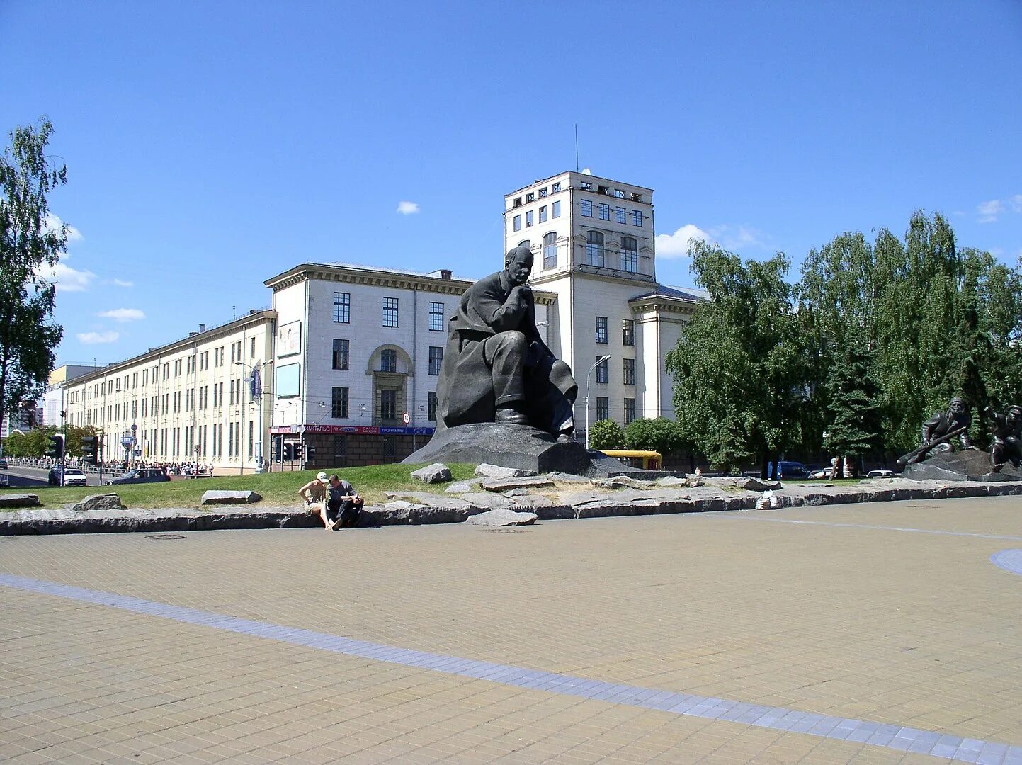 Коласа минск. Памятник якубу коласу в минке. площадь якуба коласа. памятник якубу коласу в минске. минск площадь коласа.