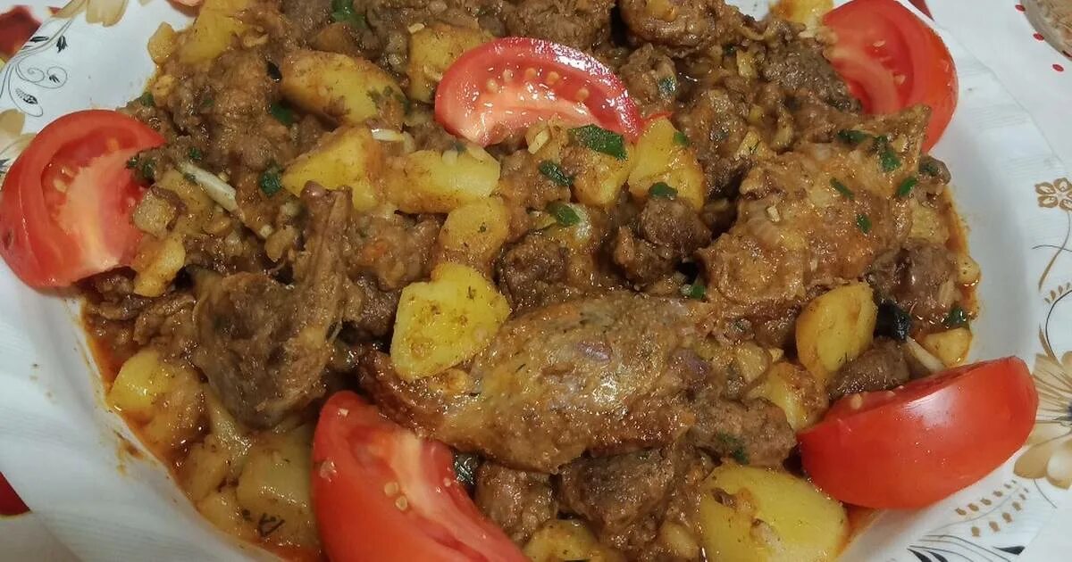 утка в казане на костре с овощами. утка с картошкой в казане. утка в казане на костре. жаркое с уткой и картошкой в казане. утка в казане с картошкой.