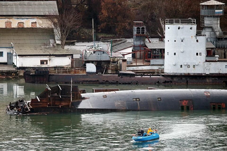 Катер тонет. Венеция италия пересохли каналы. Наводнение лодка. Затонувшая баржа саратов. Затопление катера.