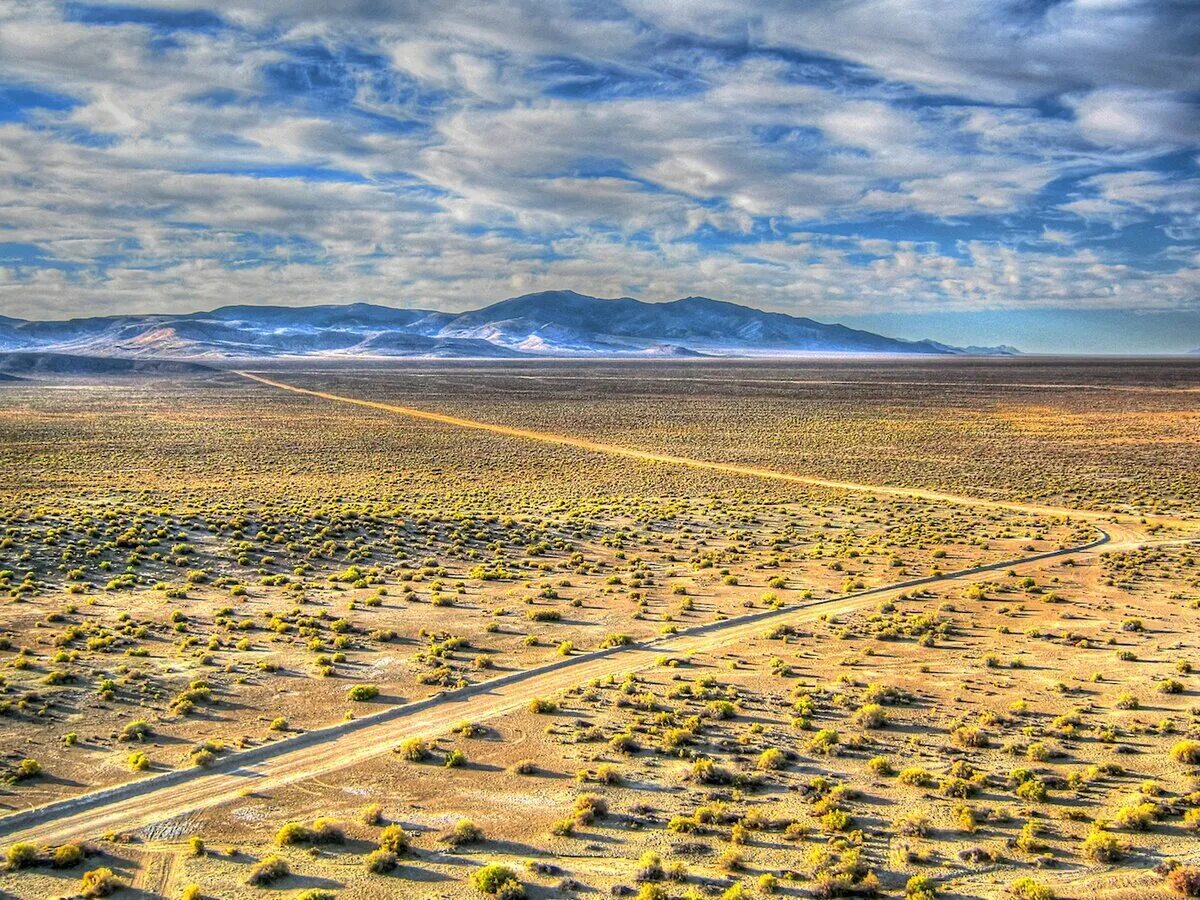 10 самых больших пустынь в мире. Пустыня Мохаве. Большой бассейн в пустыне Мохаве. Плоскогорье большой бассейн в штате Невада. Большой бассейн в США пустынное Нагорье.