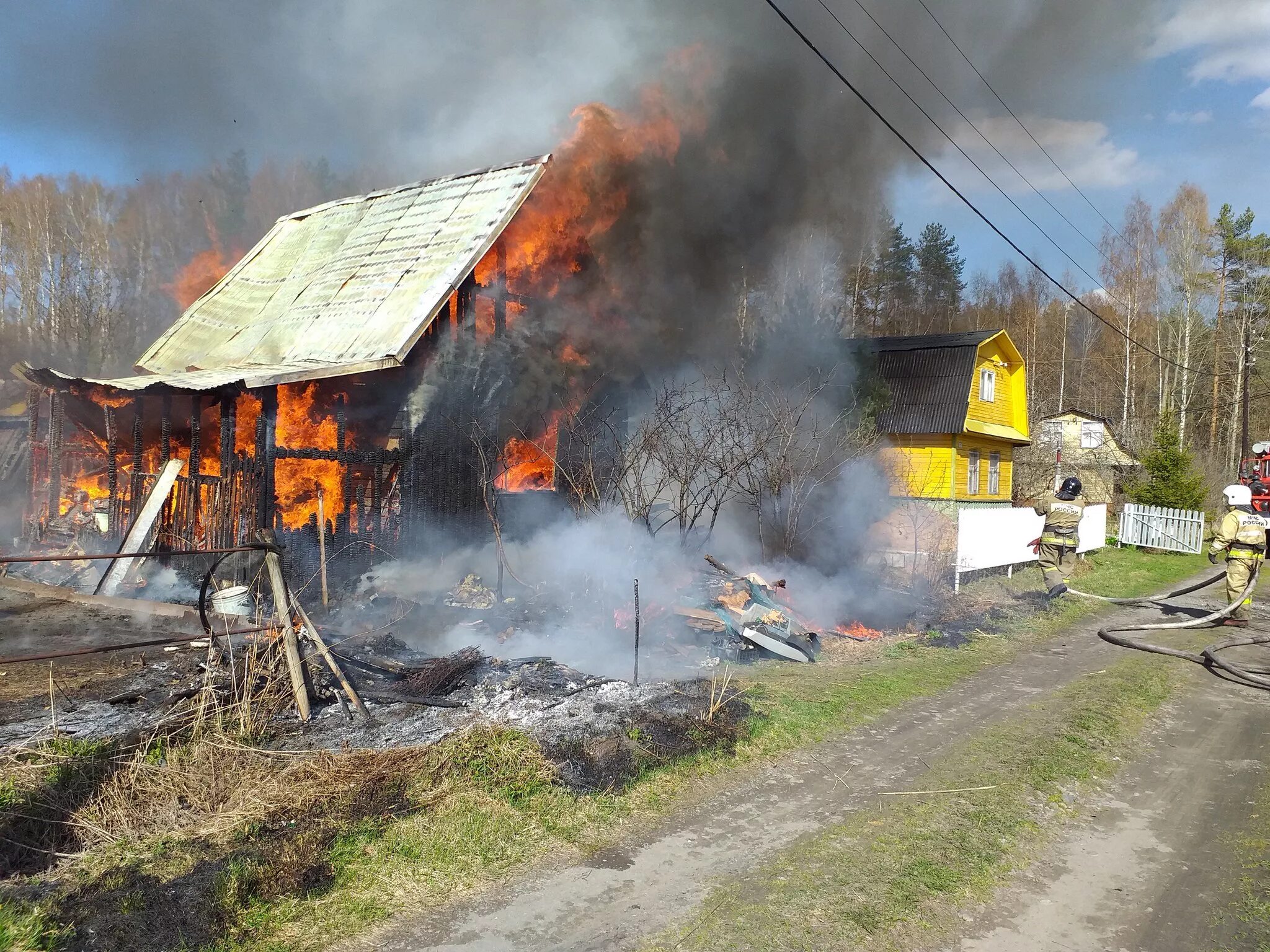 Пожар в дачном доме. Пожар на дачном участке. Горящий дом. Дом горит. Дом в собственности сгорел