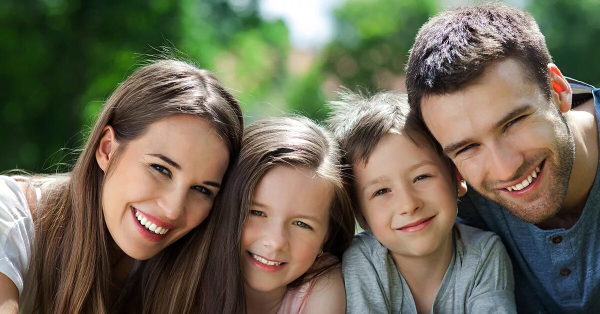 Четверо на закате. Силуэт счастливой семьи. Семья. Фотографии дружбы. Счастливая семьясемья.