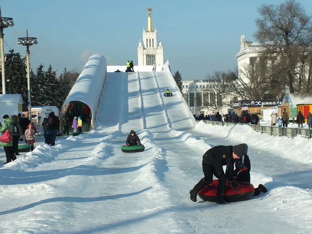 Парк Косинский Ледяная горка. Парк ВДНХ ледяные горки. Ледяная горка на ВДНХ. Парк Сокольники Ледяная горка.