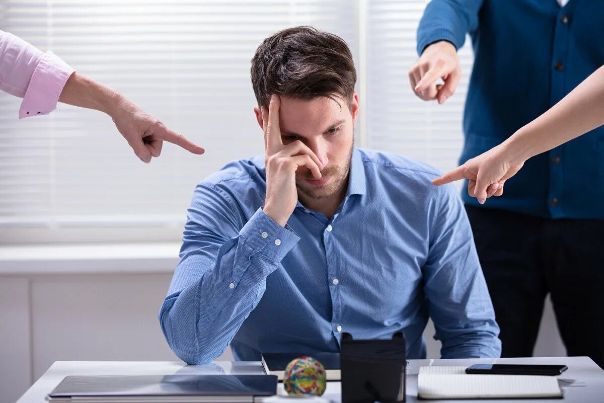 Несчастье на работе. Травля в коллективе. моббинг на работе. человек на работе. травля в офисе.