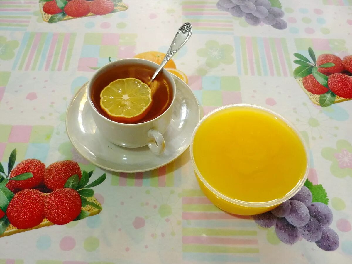 Какой чай пить с медом. Чай с медом. чаепитие с медом. мед с чаем. черный чай с медом и лимоном.