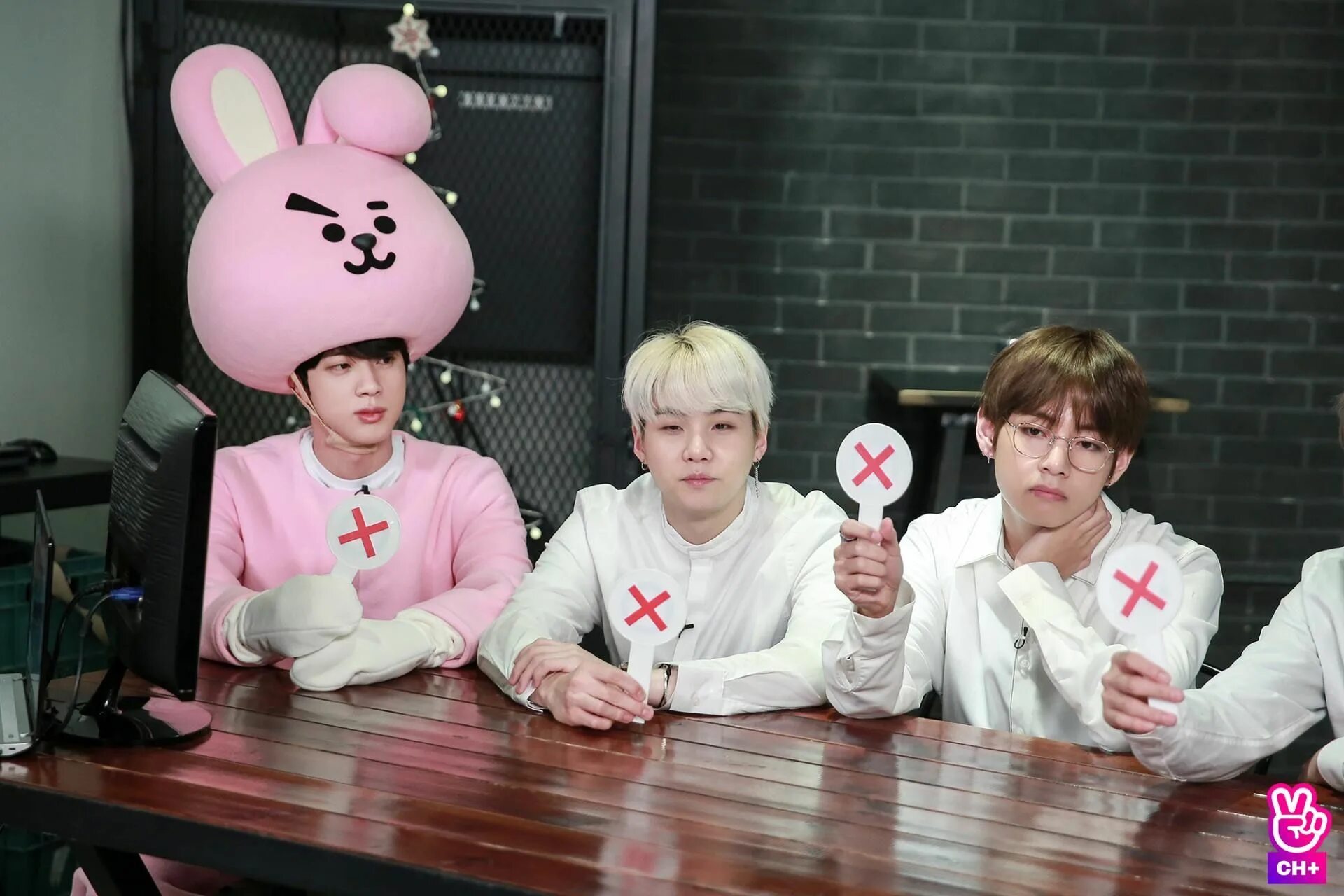 Сколько ран бтс. Бтс ран бтс. run bts шоу. бтс шоу ран бтс. ран бтс 2017.