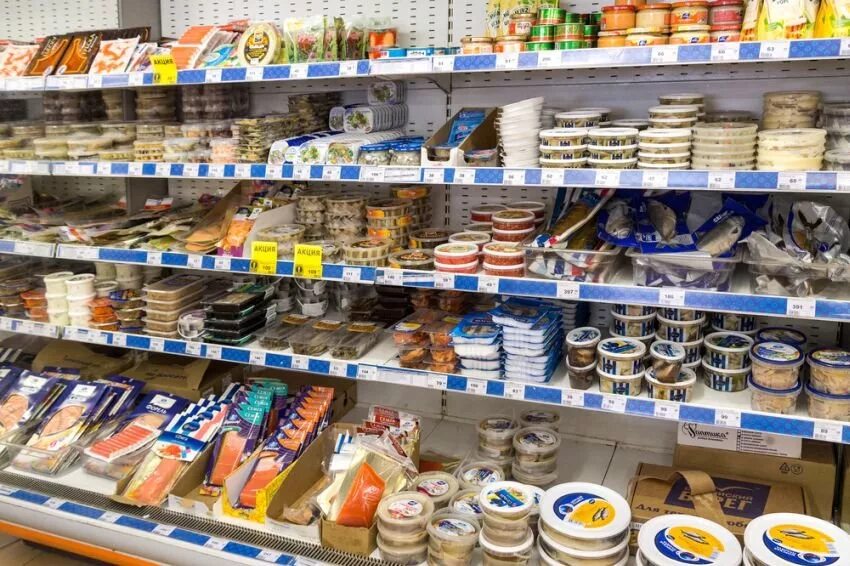 торговля сопутствующими товарами. выкладка товара в магазине. корзина интернет магазин. выкладка товара. торговля сопутствующими товарами.