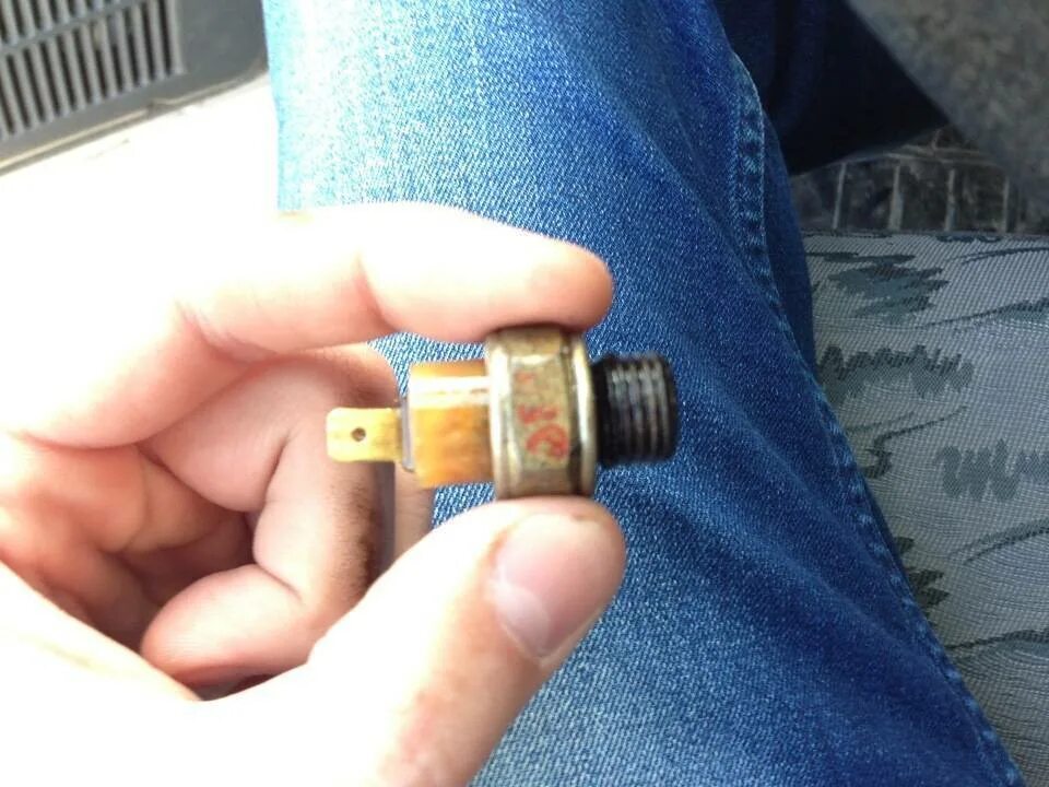 На горячий двигатель загорается давление масла. Датчик контрольной лампочки масла 2114. Лампочка уровня масла на авео т300. На горячий двигатель загорается давление масла. Загорелась лампочка давления масла.