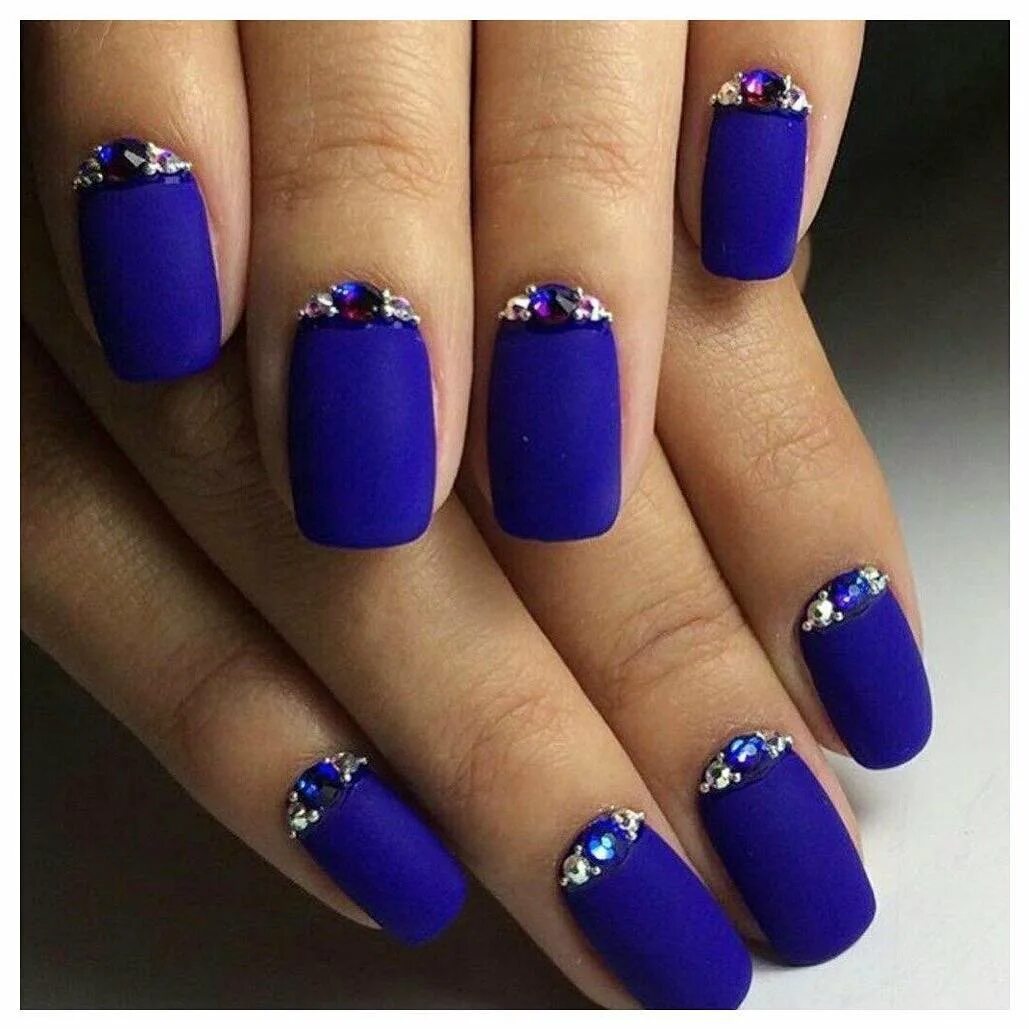 Серо-розовый маникюр со стразами. Маникюр стразы цвет. Красивый сиреневый маникюр. Фиолетовый маникюр со стразами. Ногти со стразами.