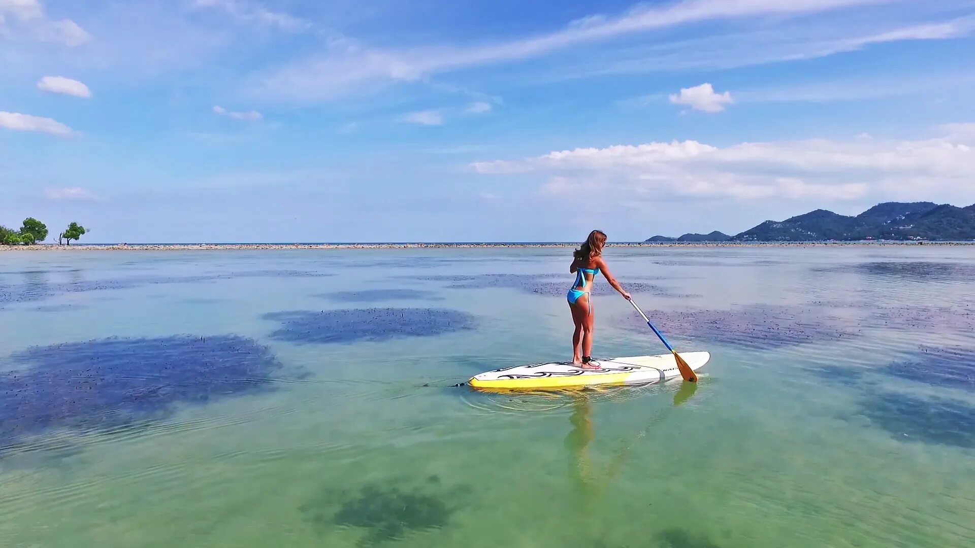 Glass paddle beach. Боракай на доске с веслом. Саб серф. Glass paddle beach. Sup board девушка.