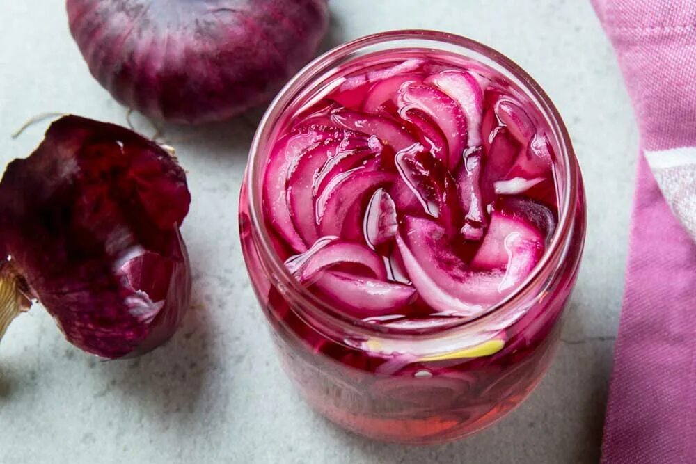 Красный лук красивая подача. Как замариновать красный лук. Салат с красным луком. Репчатый красный лук маринованный. Как замариновать красный лук.