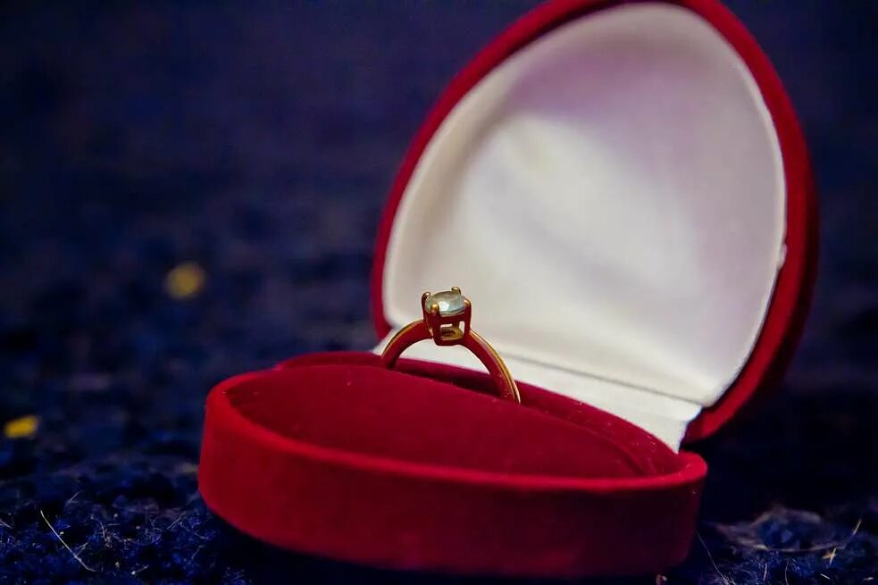 Получить кольцо в подарок. Помолвочное кольцо в коробочке. Обручальное кольцо в коробочке. Свадебные кольца в коробочке. Кольцо обручальное женское в коробочке.