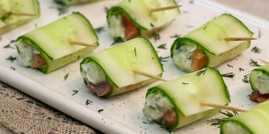 Закуска роллы из огурца. Рулетики из семги с огурцом. Роллы из огурца. Закуска роллы из огурца. Рулетики из семги с творожным сыром и огурцом.