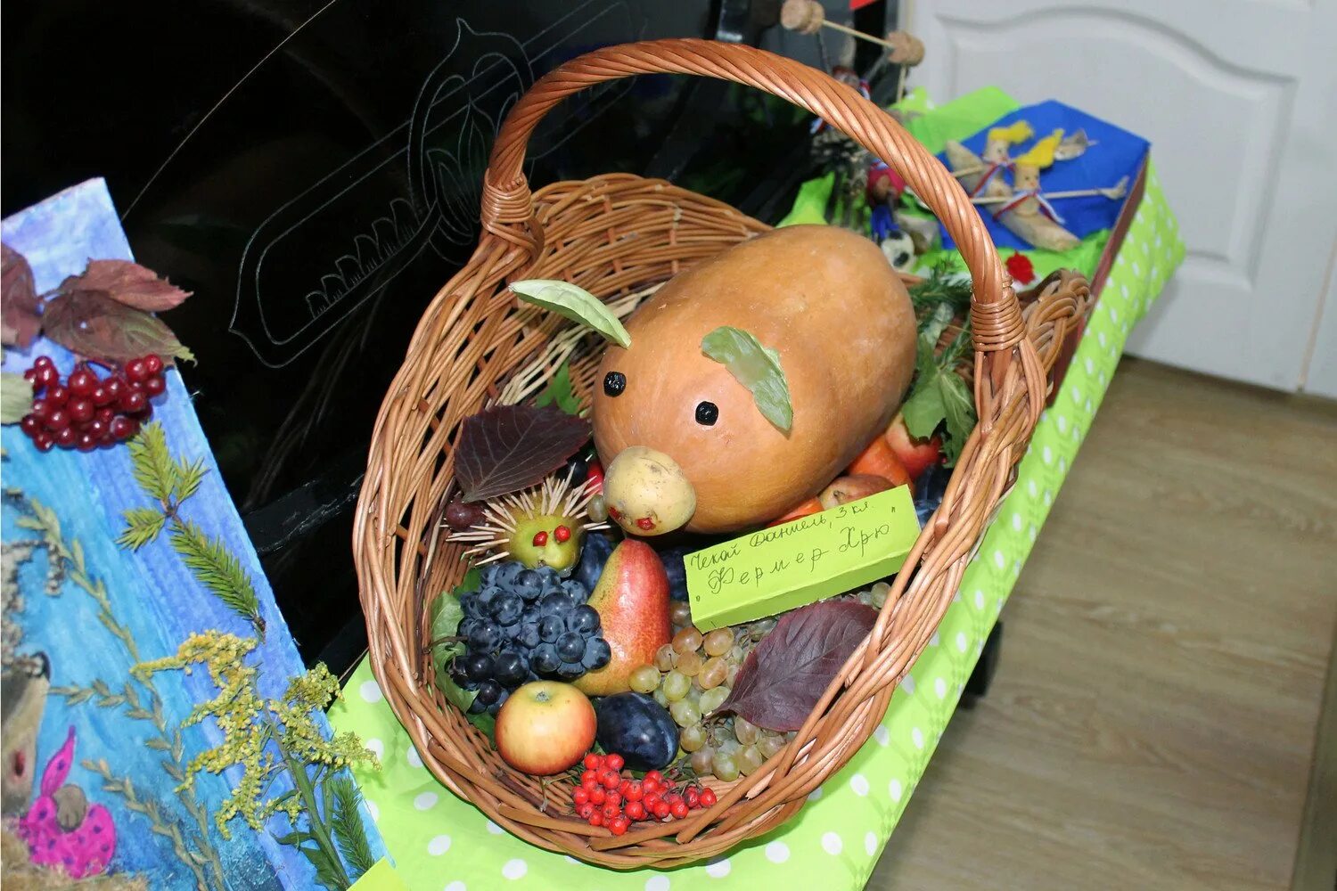 Конкурс поделок дары осени. Дары осени поделки в школу. Поделки дары осени 3 класс. Детские поделки в школу дары природы-. Поделки дары осени 3 класс.