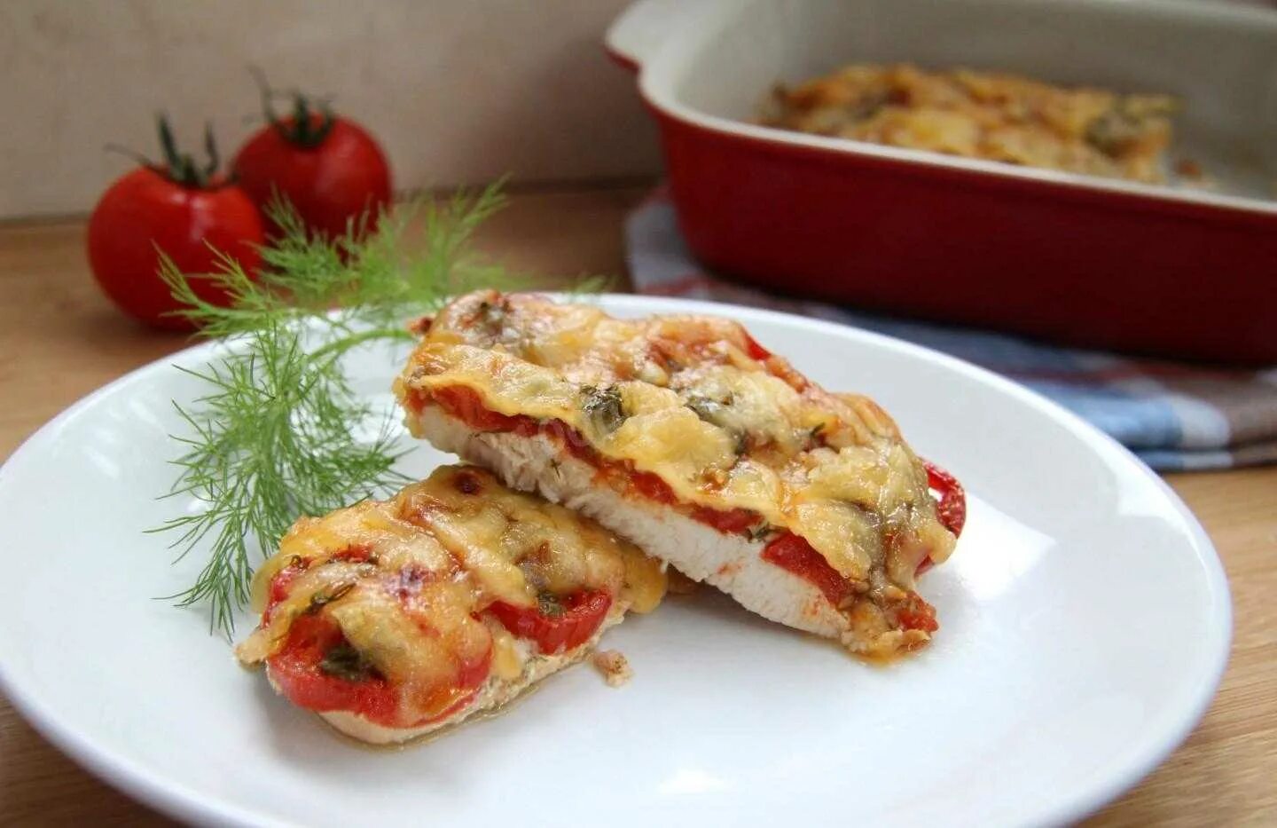 Рецепты куриное филе под сыром. Куриное филе запеченное с помидорами. куриное филе запеченное с помидорами и сыром. филе курицы в духовке с помидорами и сыром. куриная отбивная с помидором и сыром в духовке.