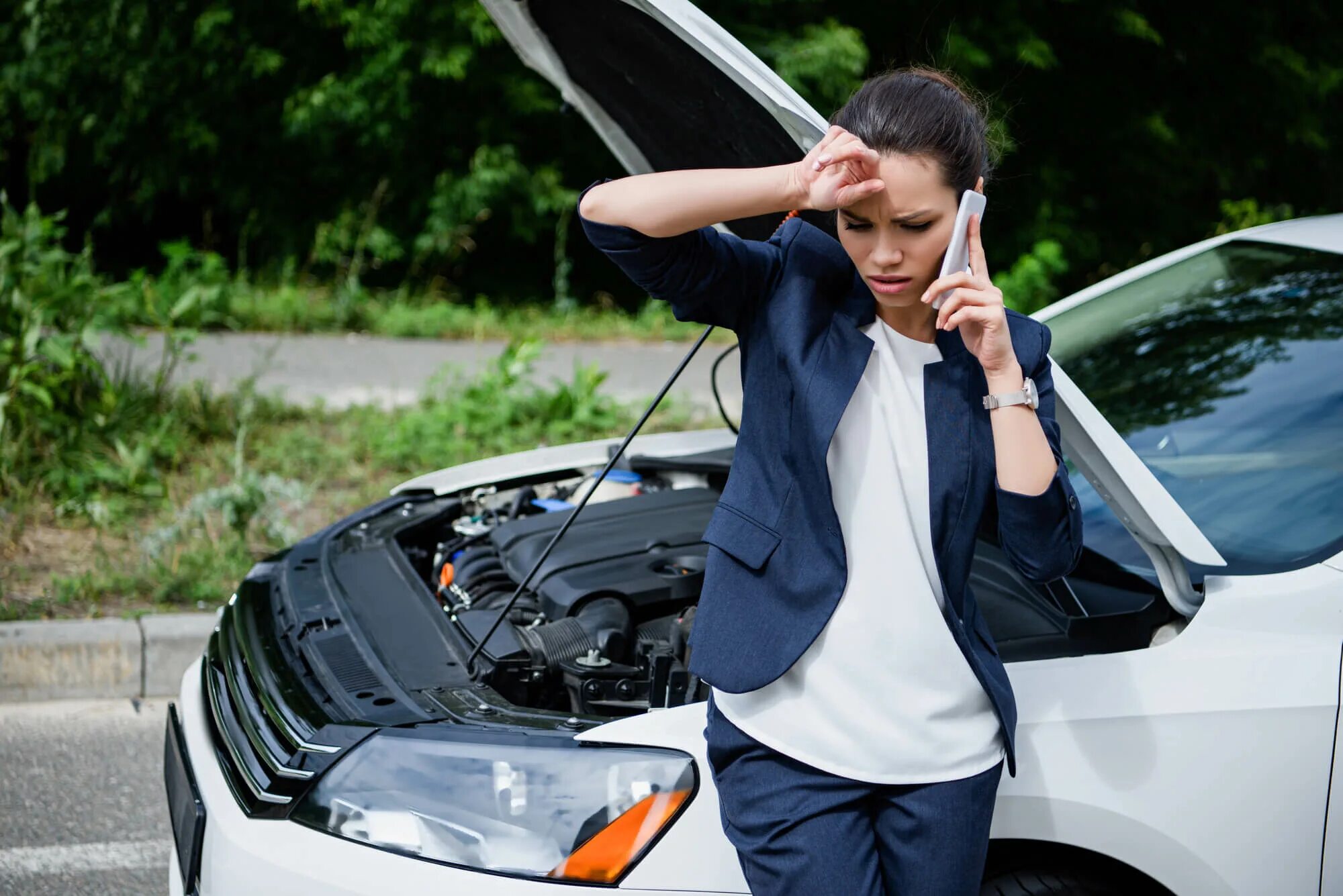 My car broken down. Машина сломалась. Машина заглохла. У девушки сломалась машина. Автомобиль стоковое фото.