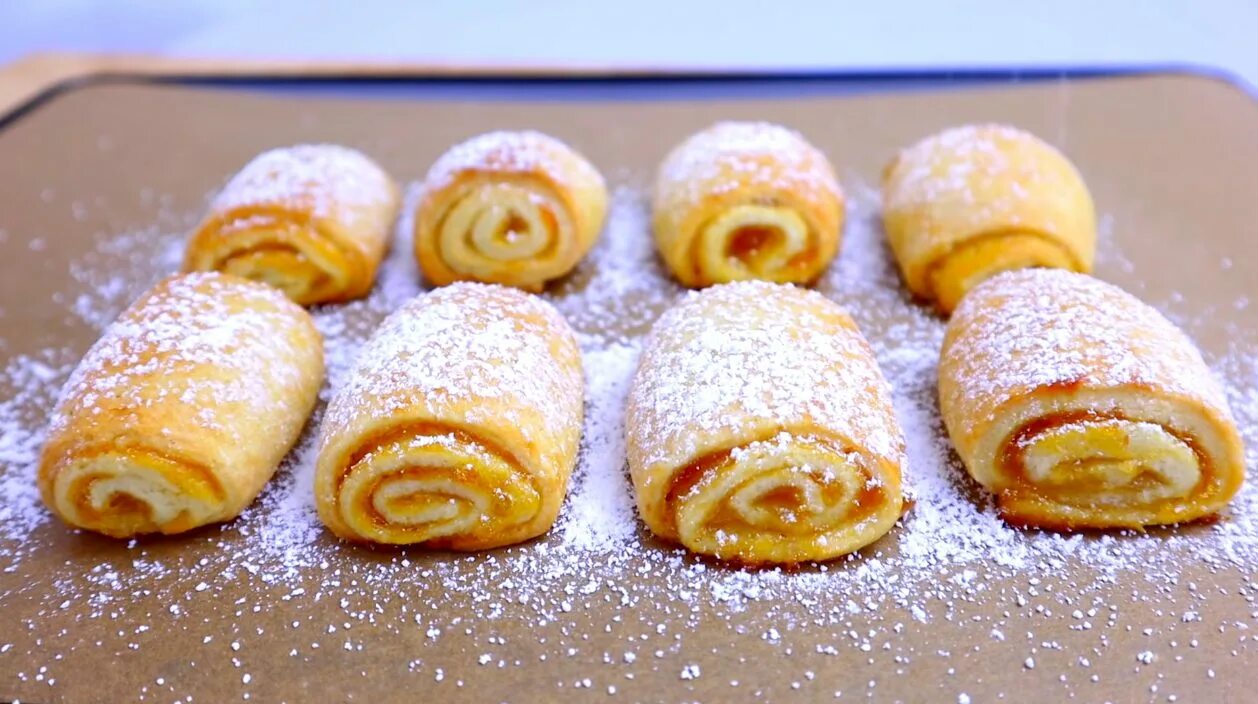 песочный рулет. песочный штрудель. скатать тесто в рулет для выпечки. песочный рулет. рулет песочный с повидлом.