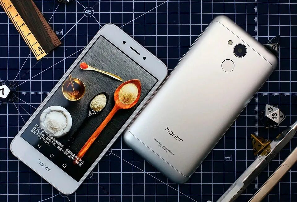 Huawei Honor 6 Plus Unboxing: Big Metal and Glass Phone Pulled Out of a Honor Bl
