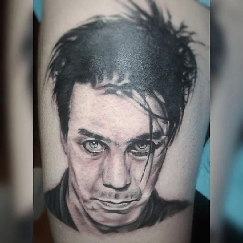 Тату rammstein. Йенс кох рамштайн. Тату рамштайн эскизы. Песни тату рамштайн. Татуировка rammstein.