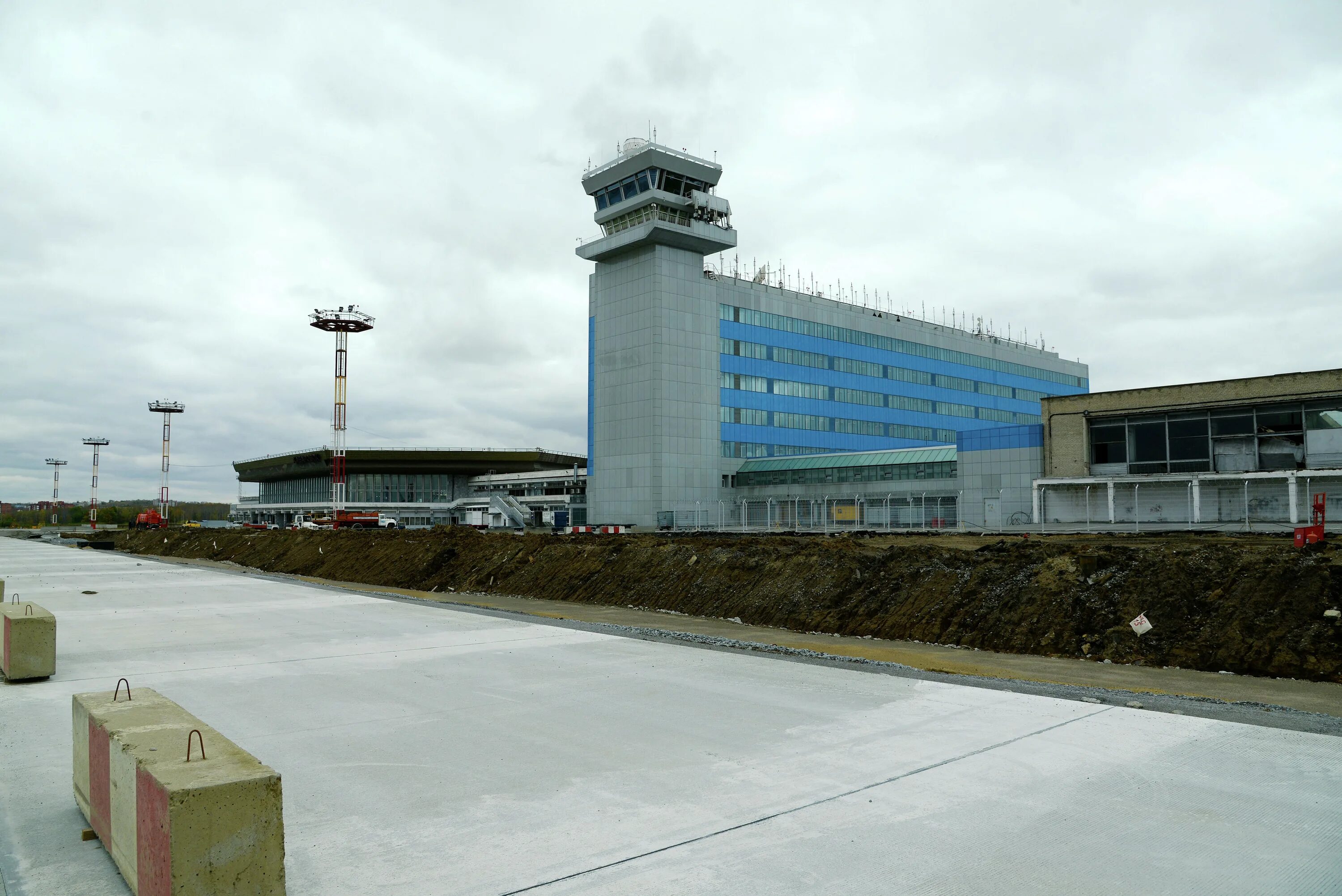 Аэропорт Хабаровск новый. Международный терминал Хабаровского аэропорта. Аэропорт МВЛ Хабаровска. Аэропорт Хабаровск старый терминал. Аэропорт хабаровск купить