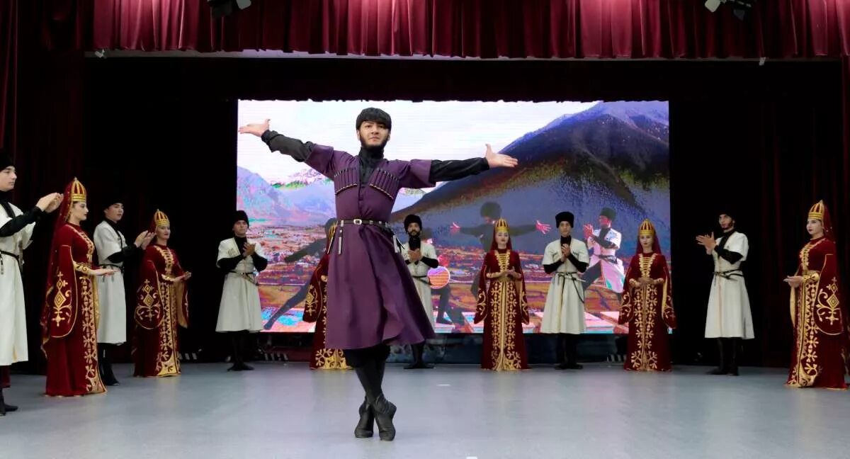 Национальный костюм карачаевцев. Карачаево-черкесская республика. Карачай черкесск. Карачай черкесск город. Карачаевцы и балкарцы.