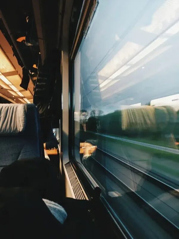 Туристический поезд бобренок. Окно поезда. Из окна поезда. Фото из окна поезда. Фото в поезде окно для пранка.
