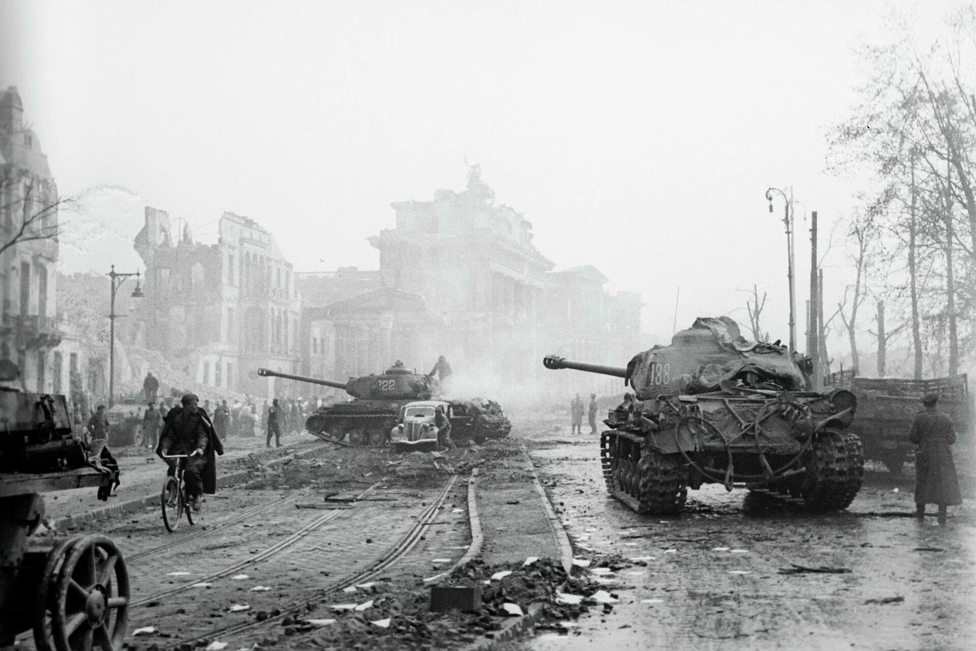 Когда начался штурм берлина столицы германии. Мост Мольтке Берлин 1945. Танк ис2 Берлин 1945. ИС-2 В Берлине.