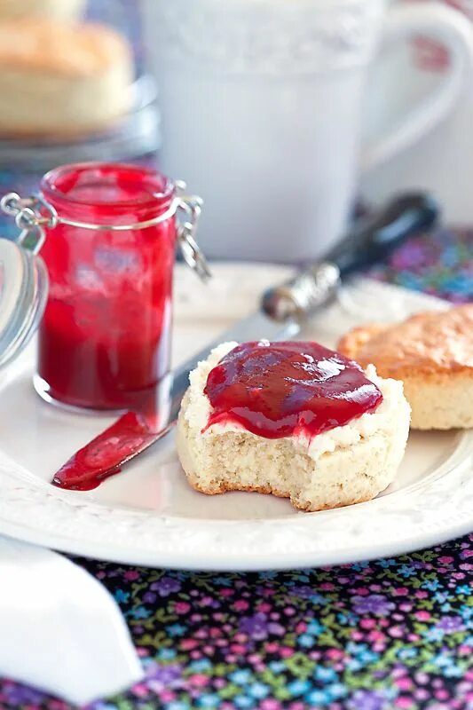 Джем сливки. СКОНЫ С джемом и топлеными сливками. Овсяный скон с джемом. Английские СКОНЫ С клубничным джемом и сливками. Английские СКОНЫ С джемом.