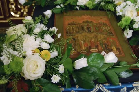 Украшение икон в храме живыми цветами