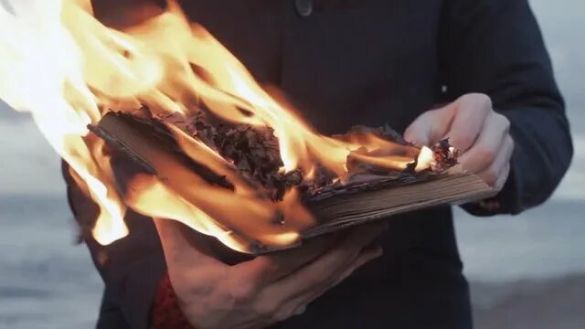 Горит в руках предложения. Горящая книга в руках. фотосессия с горящей книгой в руках. человек держит горящую книгу. фотосессия с горящей газетой в руках.
