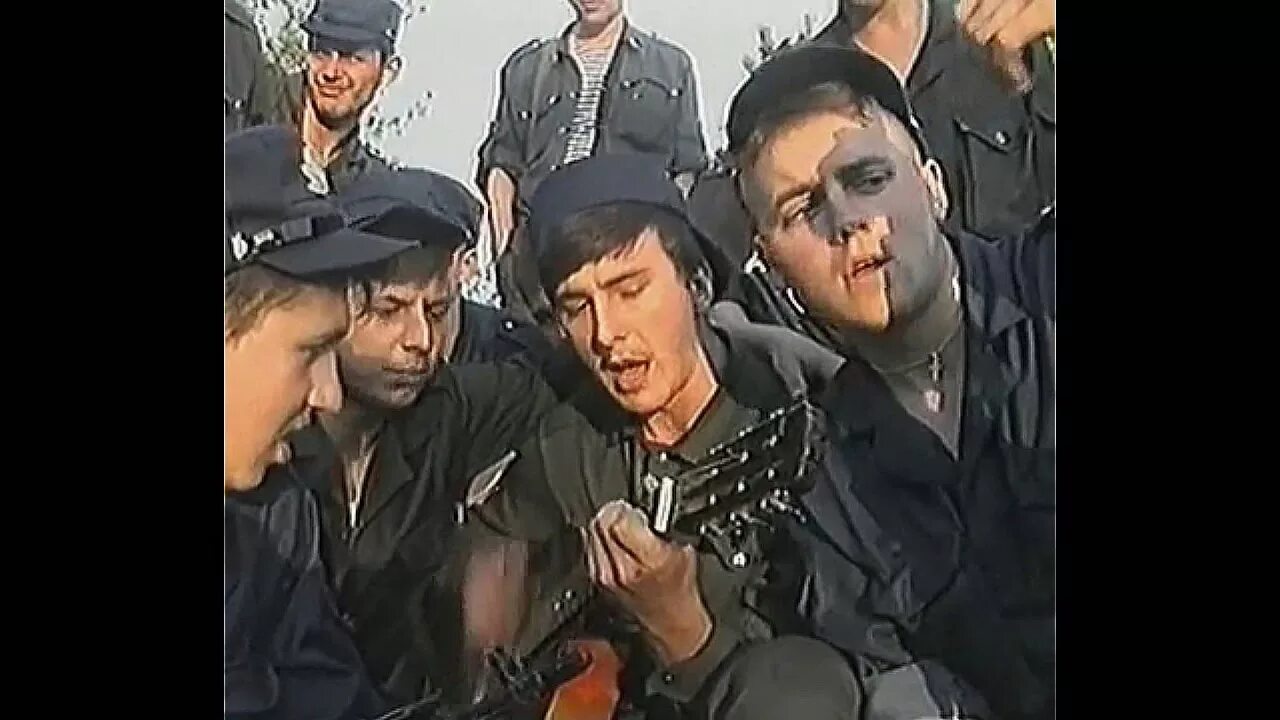 А мы по локоть закатаем рукава текст. А мы по локоть. Гсн - а я повыше закатаю рукава. Гражданская оборона а мы по локоть закатаем. А мы по локоть да закатаем рукава а мы чикаго расху рим на дрова.