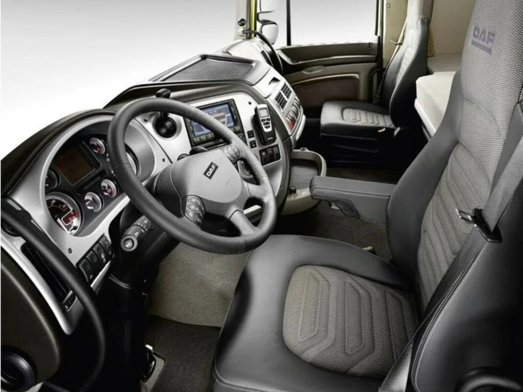 Интерьер даф. Daf xf 105 салон. кабина daf xf 105. daf xf 105 тягач салон. даф 105 xf кабина.