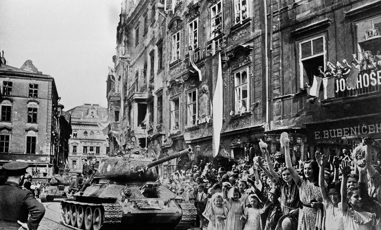 Красная армия 1944. Пражская операция май 1945 год освобождение Чехословакии. Советские войска в Праге 1945. Советские солдаты в Праге 1945. Бои в Праге 1945.