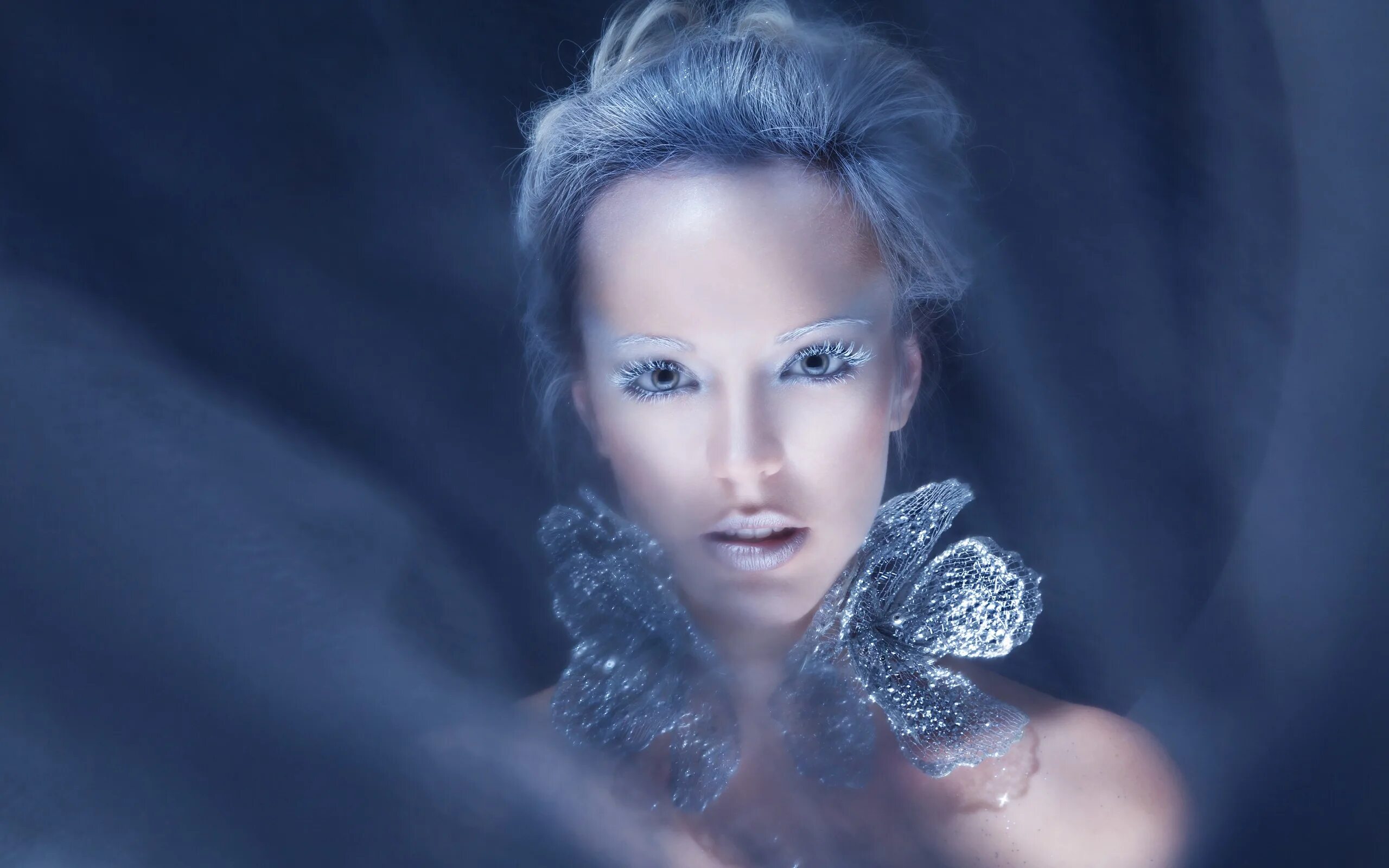 Девушка лицо зима. Замерзшая девушка. Холодная девушка. Алессандро ди чикко портрет взгляд. Леденящий душу взгляд.