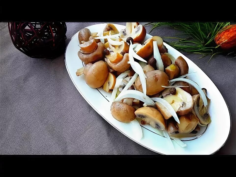 Грибная икра на хлебцах - рецепт от ВкусВилл