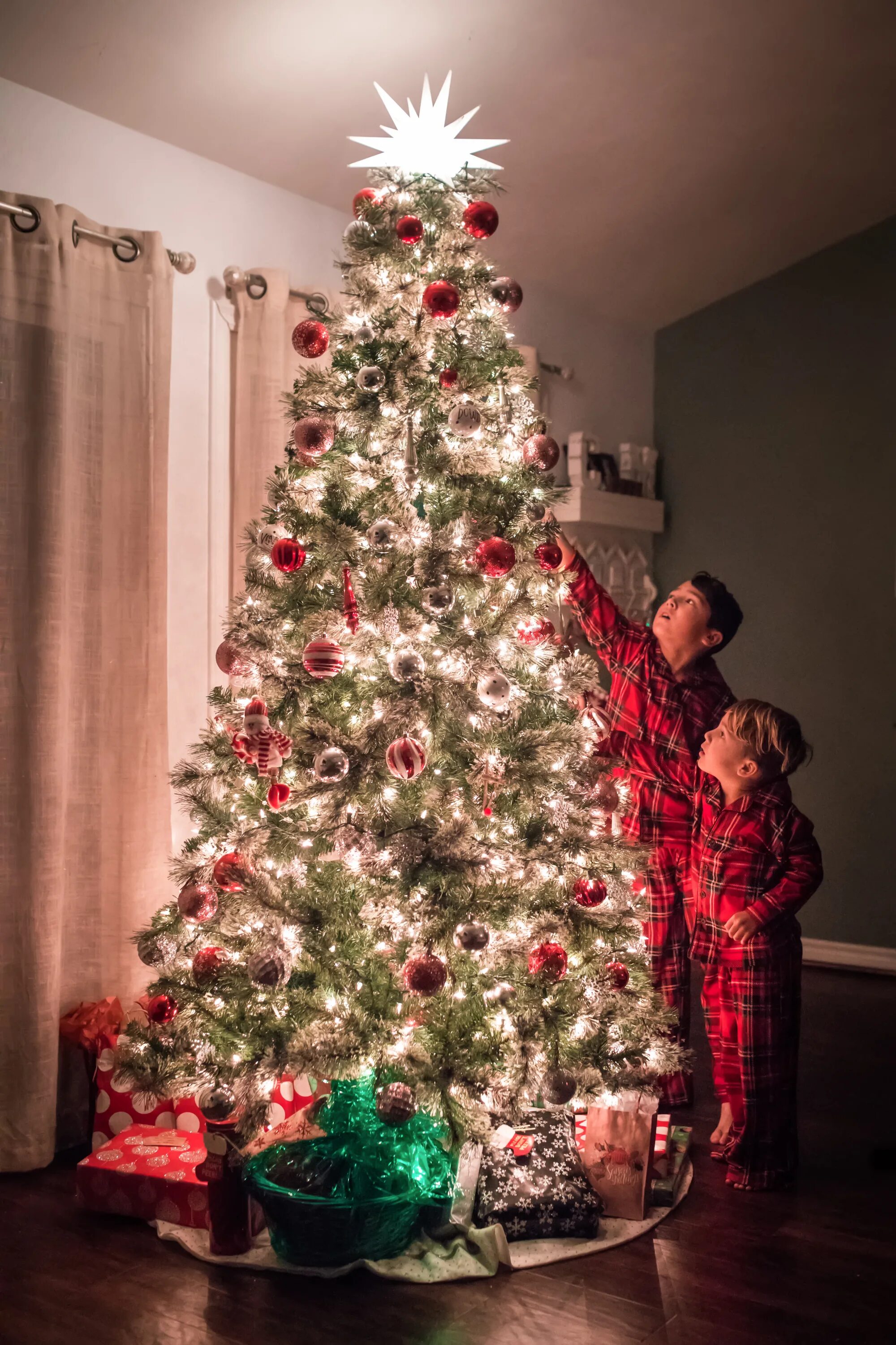 стильная новогодняя елка. новогодний интерьер. украсить живую елку 2022. украшение елки 2021. елка 2022.