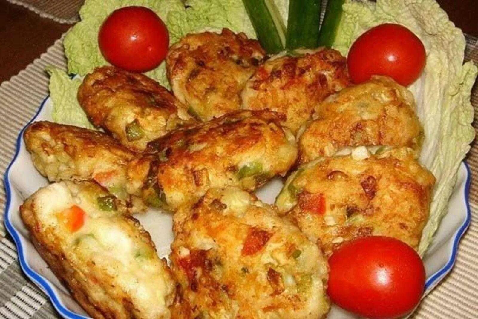 Котлетки с сыром в духовке. Куриные котлеты. вкусные блюда из куриного фарша. куриные котлетки с овощами. котлеты с овощами в духовке.