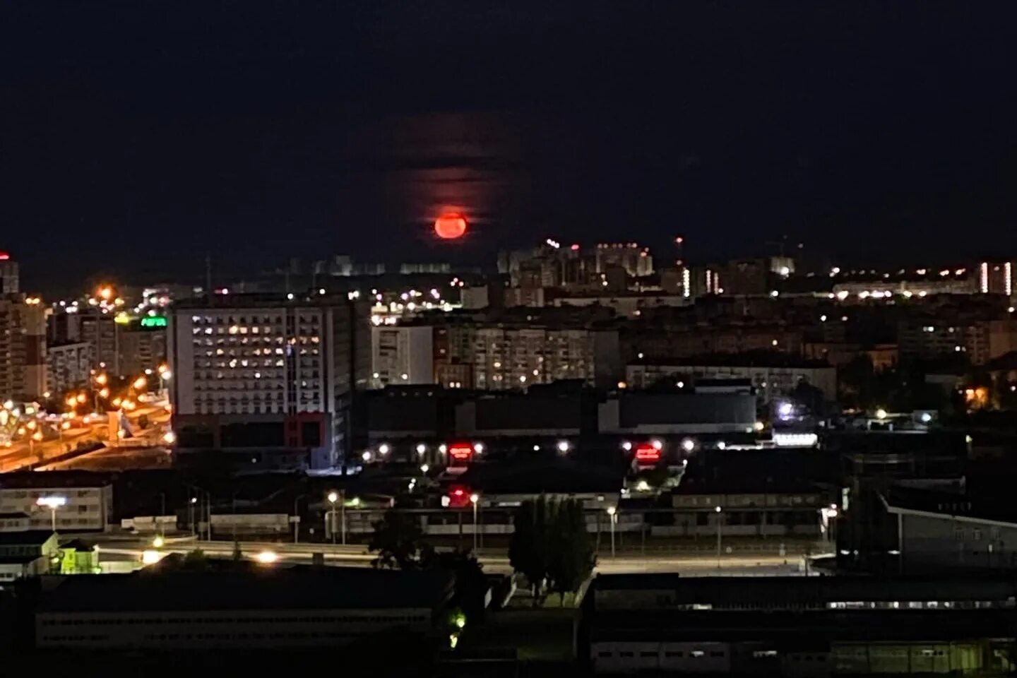 луна сегодня тюмень. луна сегодня тюмень. луна омск. луна тюмень. полнолуние в тюмени.