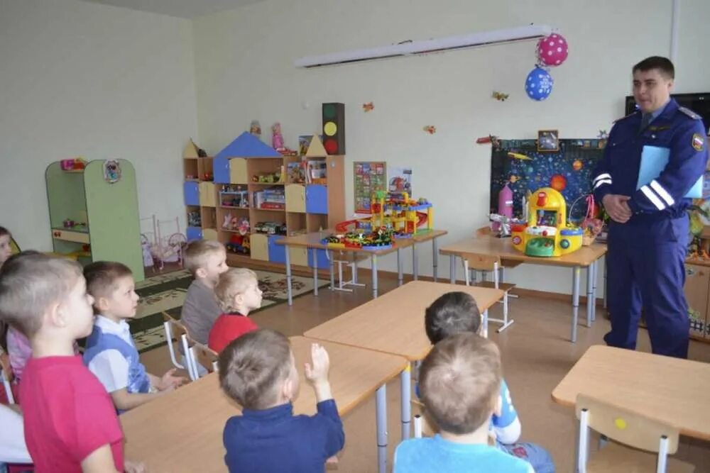 Детское движение в детском саду. Гибдд в детском саду. занятия по пдд в детском саду. подготовительная группа в детском саду. занятие по пдд в старшей группе детского сада.
