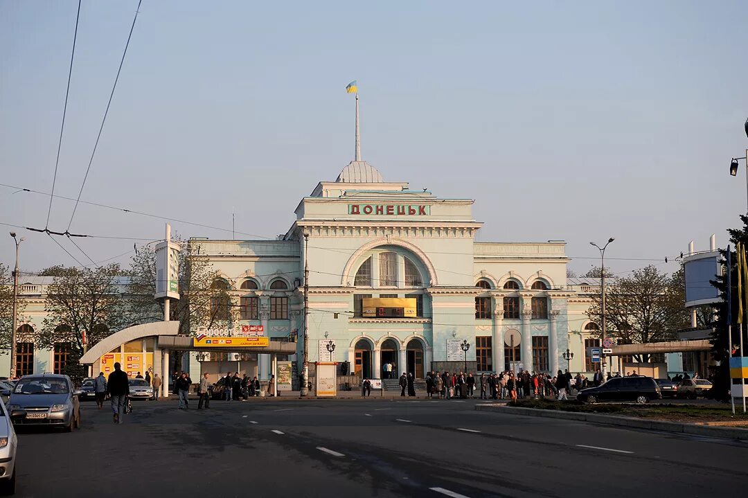 Жд станция донецк. Железнодорожный вокзал (станция шарташ). Железнодорожный вокзал курск, курск. Жд вокзал свердловск пассажирский. Жд вокзал вокзальная.