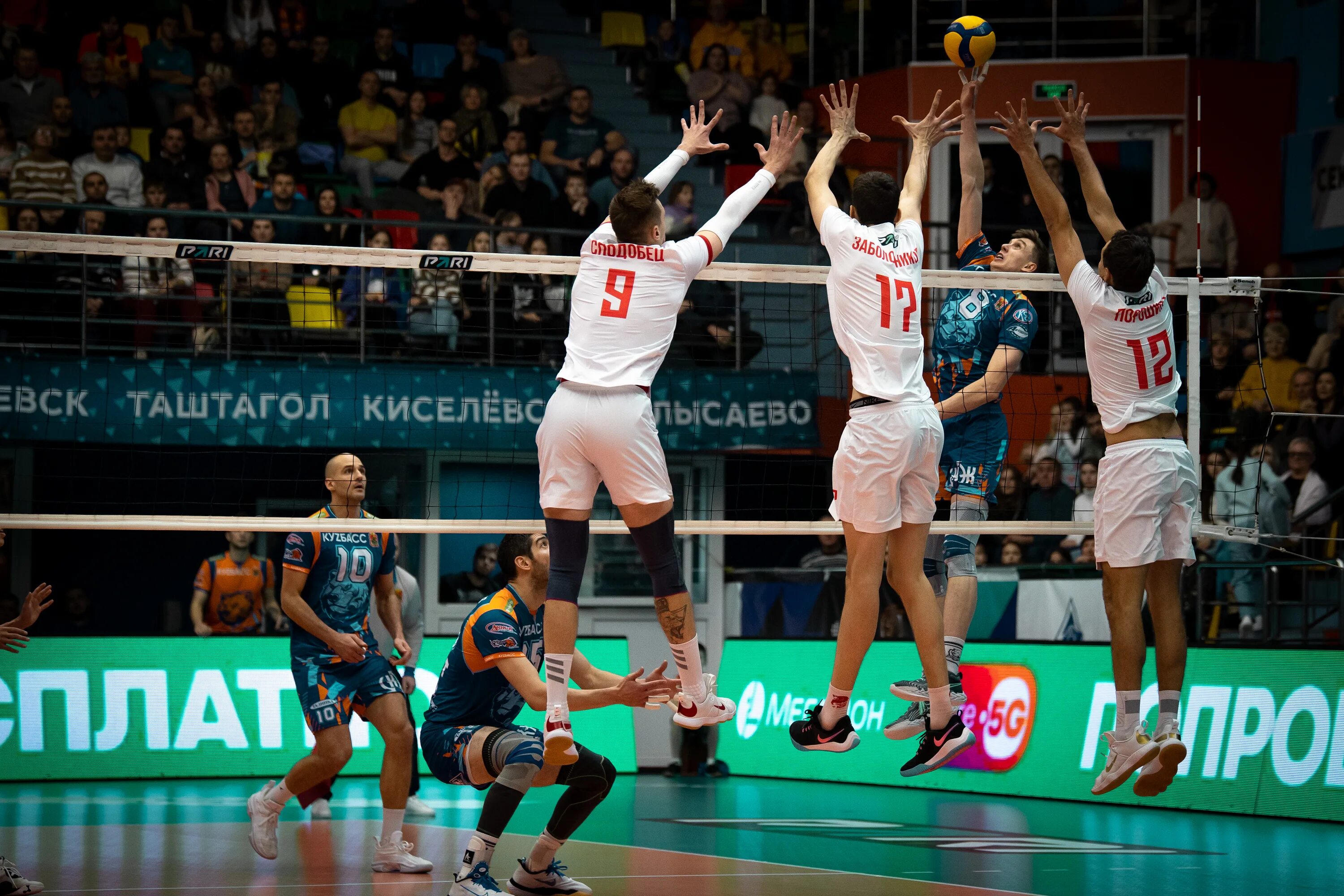 Волейбольная площадка кузбасс. Волейбол белгород кузбасс. Волейбол на белгородчине. Белогорье-2 волейбольный клуб. Волейбол кузбасс белогорье.