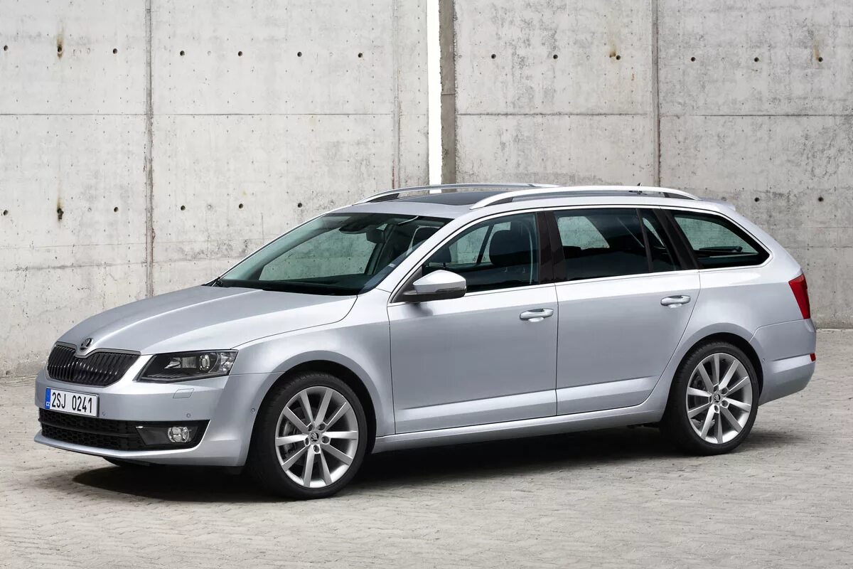 Skoda Octavia Combi 2013. Skoda Octavia универсал 2013.