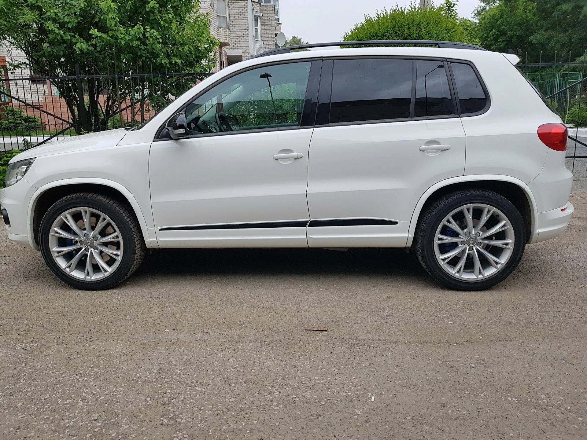 Колеса volkswagen tiguan. Диски Volkswagen Tiguan r19. Фольксваген Тигуан на дисках r19. Тигуан 1 диски r18. Volkswagen Tiguan 2 диски r19.