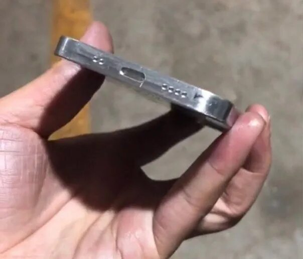 12 айфон герцовка. Айфон 12 вид снизу. айфон с торца. iphone 12 торец. болванка айфон.