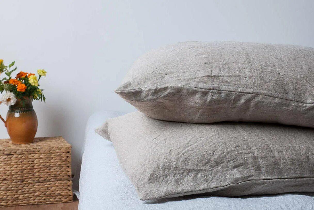 Какие подушки мягче. Подушки из натуральных материалов. Льняная подушка. Домашний текстиль из льна. Льняные наволочки на подушки.
