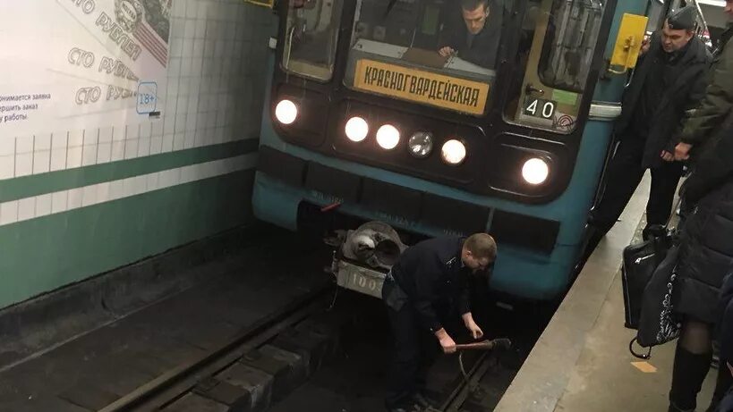 Сколько поездов на зеленой ветке. Поезда на зеленой ветке. Машинисты Замоскворецкой линии. Поезда на зеленой ветке метро. Зеленый поезд метро.