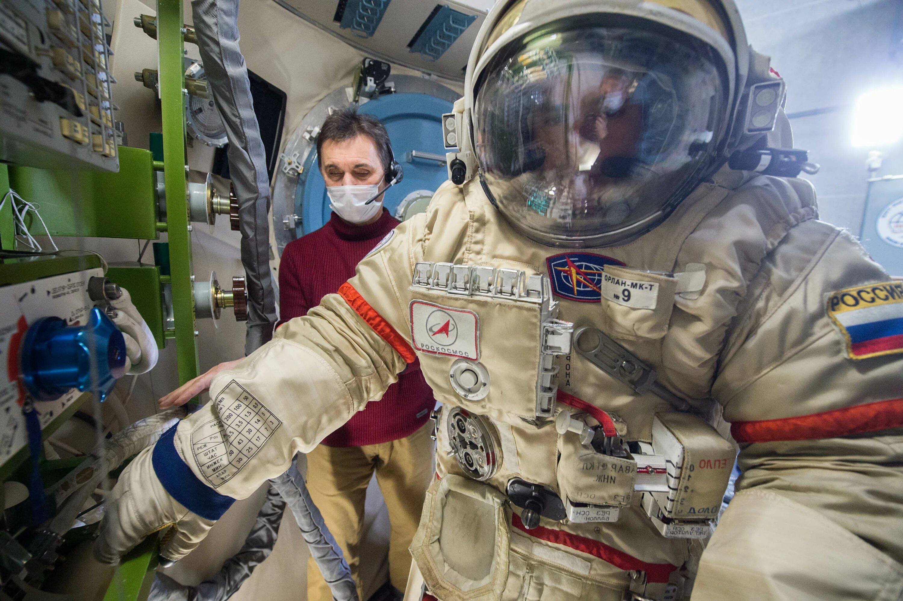 Самый возрастной командир экипажа мкс. Космонавты на МКС. Роскосмос МКС. Экипаж МКС 2024. МКС-67 фото.